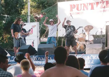Bend na pozornici ispod transparenta, 2000.