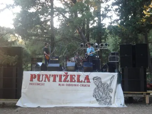 Pozornica i transparent danju, 2011.