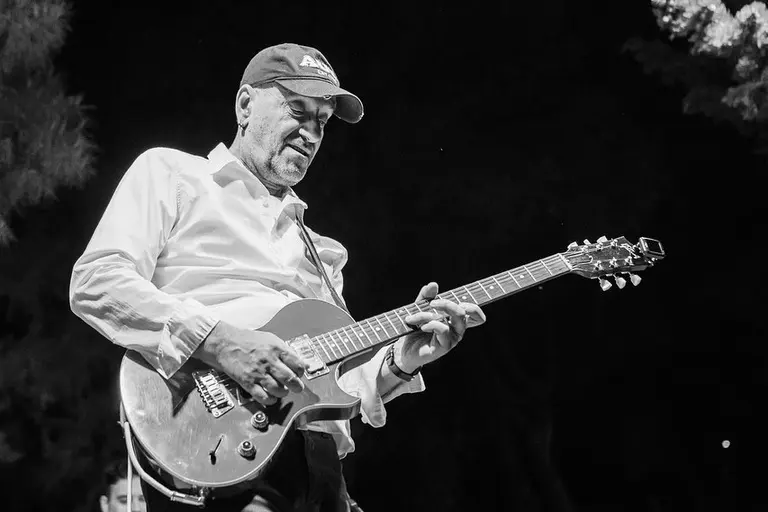 Gitarist na pozornici, crno-bijelo, 2019.